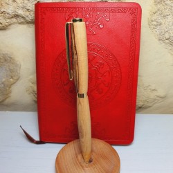Un bois d'olivier magnifique pour ce stylo artisanal sur monture argent