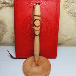 Un stylo esprit noeud Celtique avec son inclusion abricotier