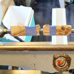 Stylo artisanal Keops en bois d’olivier et résine bleu lapis-lazuli – Clip doré