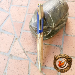 Stylo artisanal Keops en bois d’olivier et résine bleu lapis-lazuli – Clip doré