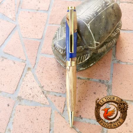 Stylo artisanal Keops en bois d’olivier et résine bleu lapis-lazuli – Clip doré Stylo artisanal Keops en bois d’olivier et résine bleu lapis-lazuli – Clip doré