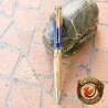 Stylo artisanal Keops en bois d’olivier et résine bleu lapis-lazuli – Clip doré