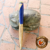 Stylo artisanal Keops en bois d’olivier et résine bleu lapis-lazuli – Clip volute doré