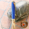 Stylo artisanal Keops en bois d’olivier et résine bleu lapis-lazuli – Clip doré