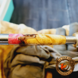 Stylo artisanal Pink Lady – Bois & résine rose – Élégance unique