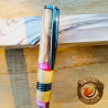 Stylo artisanal Pink Lady – Bois & résine rose – Élégance unique